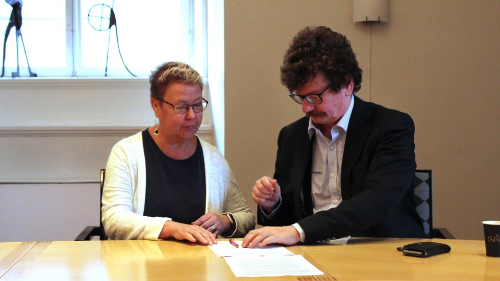 Mia Sköld (MP) och Lars Stjernkvist (S) skrev på fredagen symboliskt på det gemensamma förslaget till finanspolitiska mål.