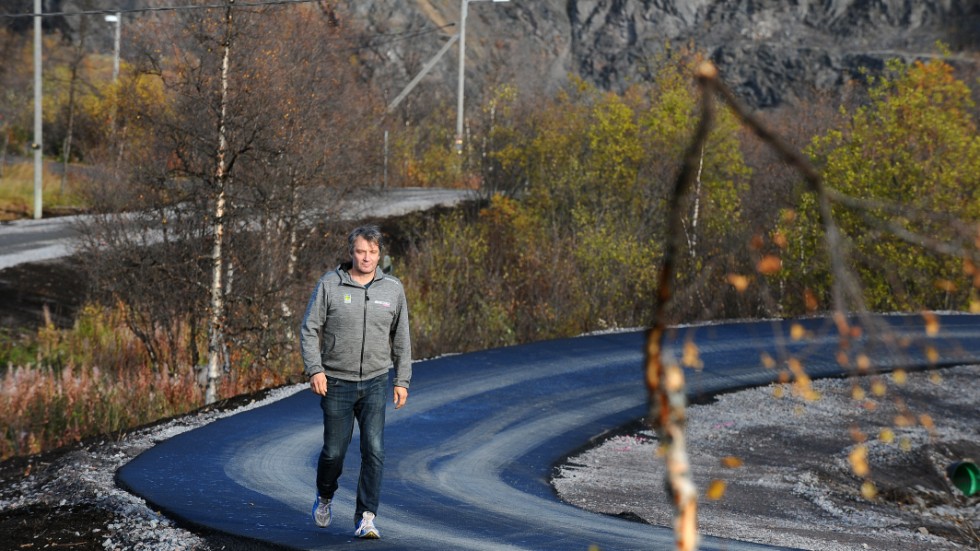 Christer Majbäck hyllar beslutet att bygga ut rullskidbanan i Kiruna. "Det kan bli platsen där alla vill försäsongsträna", säger han när vi träffar honom på klassiska Matojärvi.
