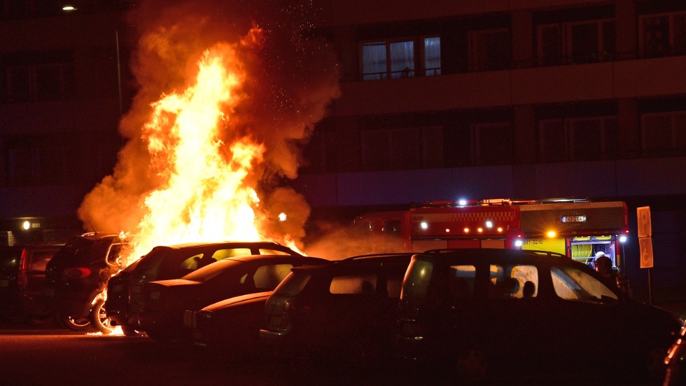 Flera bilar förstördes i en förmodat anlagd brand sent på torsdagskvällen.