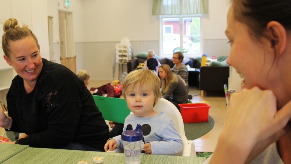 Olle Södling går än så länge bara på öppna förskolan i Västra Husby och är lyckligt ovetande om mamma Josefines (till höger) oro över förskoleplatsbristen. 