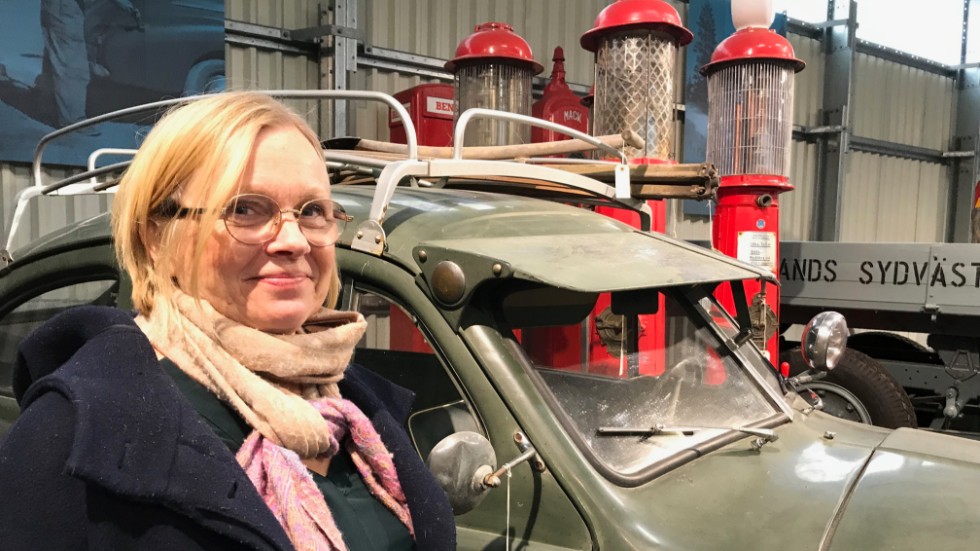 Åsa Lindgren är projektledare för inventeringen av föremålssamlingen i Kjula, här framför en tidig årsmodell av Volvo PV som använts i Vägverkets tjänst.