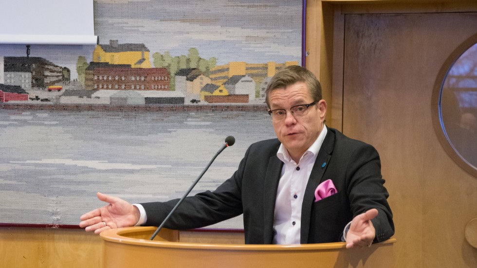 Moderaterna tänker inte påverka Socialdemokraternas nominering till nytt kommunalråd, enligt Anders Josefsson.