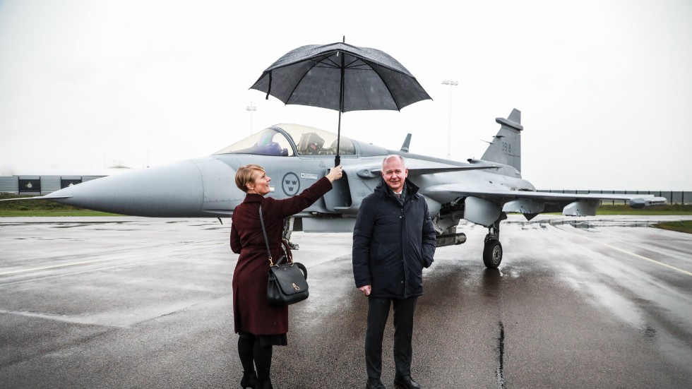 När Micael Johansson för första gången besökte Linköping i egenskap av vd för Saab föll regnet över start- och landningsbanan. Saabs presschef Ann Wolgers assisterade med paraplyet. 