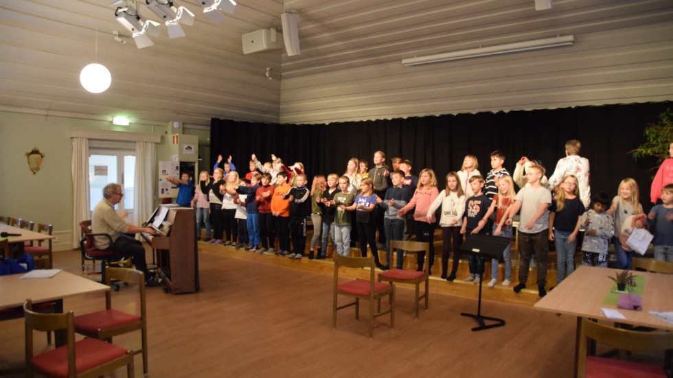 Eleverna i trean på Bäckskolan har övat hela hösten och i nästa vecka kommer de att spela musikalen Fia med knuff.