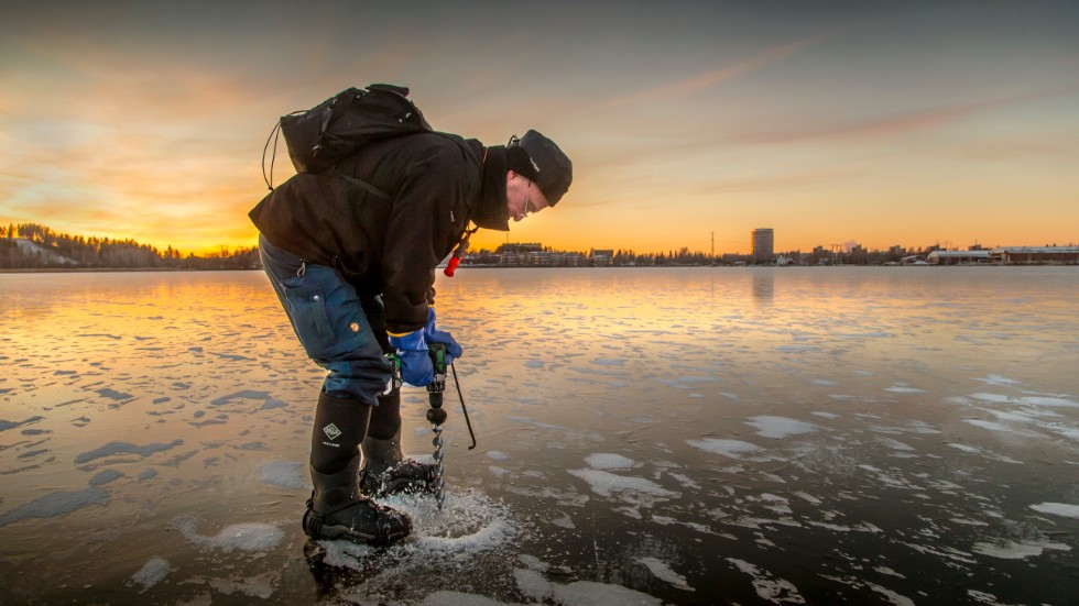 Isens tjocklek på Nördfjärden mättes av Parkavdelningens driftledare Gunnar Lundström inför fjolårets säsong. (Arkivbild)
