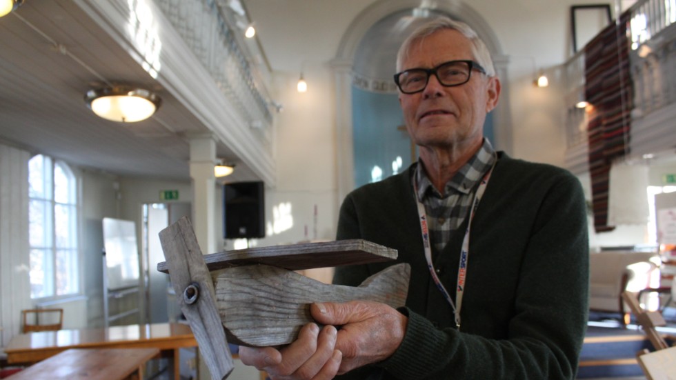 Lennart Nilsson med ett plan han gjorde i träslöjden i skolan.