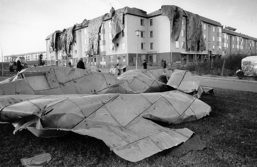 Orkanbyarna slet av plåtdelar från hustaken i Ektorp den 1 november 1969.