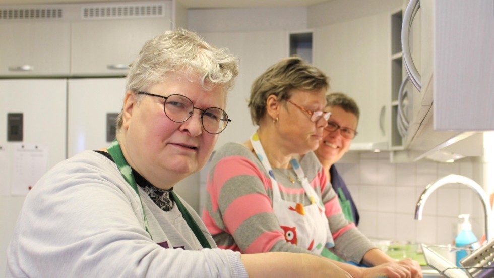 Den dagliga verksamheten på Kvarnängen flyttar till lokaler på Lundgatan. (Från vänster i bild) Christina Berglund och Caroline Gustafsson är igång och bakar knäckig päronkaka tillsammans med personal Ingela Samuelsson. 