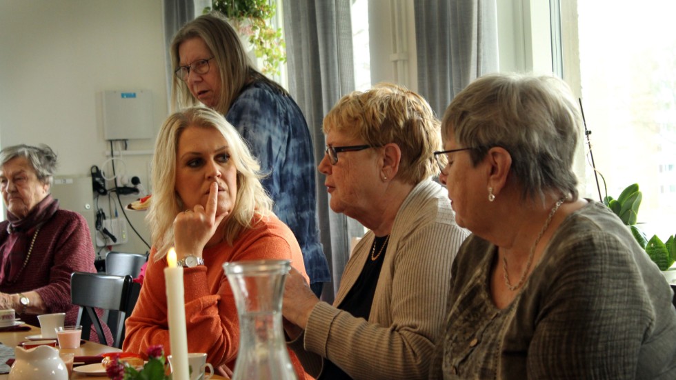 Socialminister Lena Hallengren lyssnar till besökarna på mötesplatsen Tunet i Mjölby.