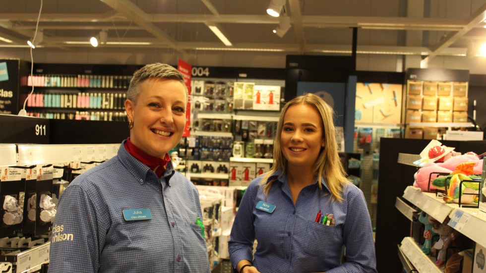 Julia Sandström Bodjo och Nora Zühlke märker av att fler shoppar i samband med löningsdagen. 
– Ofta handlar man också lite dyrare saker då, säger Julia Sandström Bodjo.