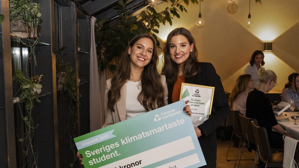 Uppsalastudenterna Emma (t.v.) och Amelia (t.h.) Oller Westerberg har tilldelats priset Sveriges klimatsmartaste student.