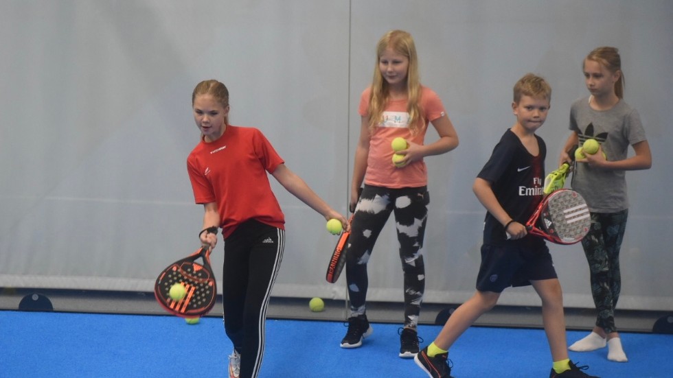 Serven är speciell i padel och det gäller att hitta tekniken för att få till den.