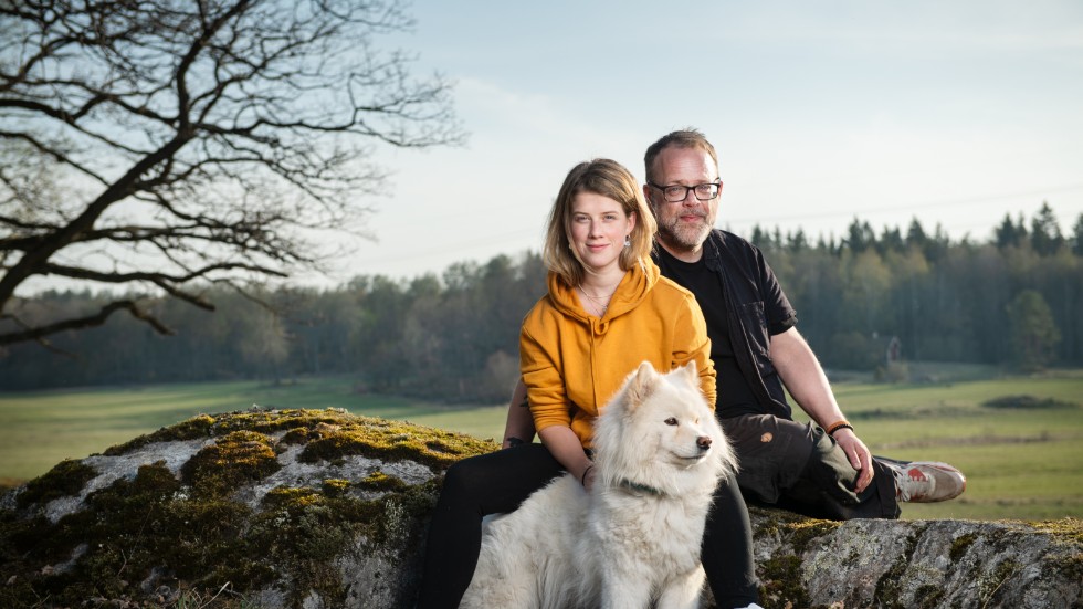 Melissa Schäfer och Fredrik Granath är aktuella med en fotobok om tillståndet för världens isbjörnar . En vacker men tragisk bok, menar recensenten Jan-Olov Nyström.