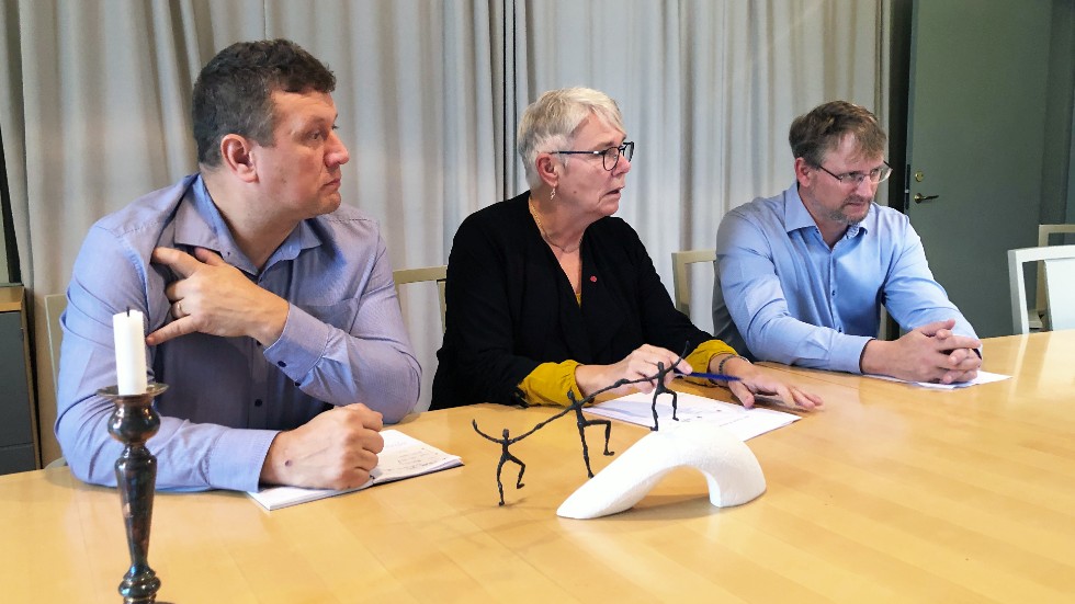 På måndagen presenterade den styrande majoriteten i Region Sörmland sin budget för 2020. Från vänster: Mattias Claesson (C), Monica Johansson (S) och Jonas Lindeberg (Vfp). 