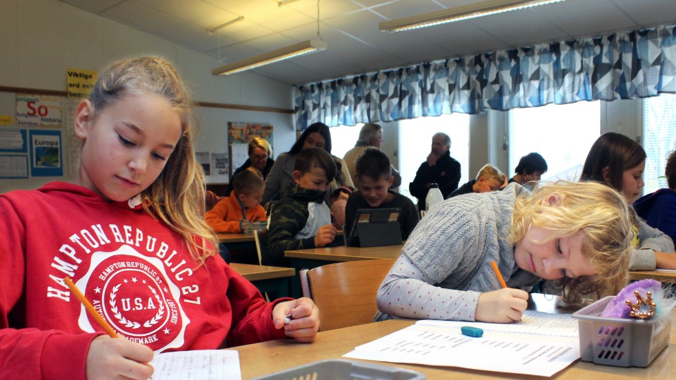 Julia Almén, klass 5 och Siri Hjelmar, klass 4, tycker båda att det är skönt att vara tillbaka på Godegårds skola igen.