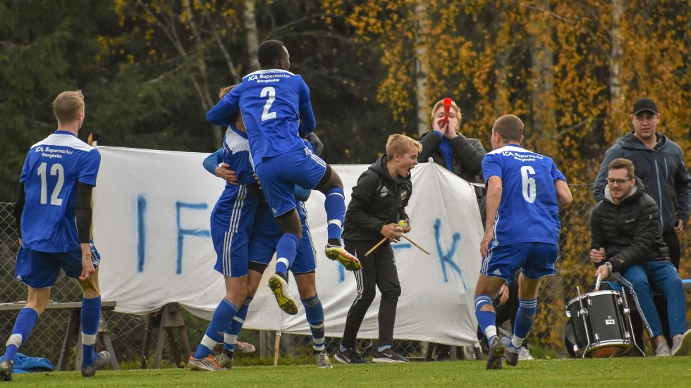 IFK Borgholm, som nu hamnar på sex poäng och har goda chanser till uppflyttning, firar det avgörande 3-2-målet framför sina tillresta supportrar. 