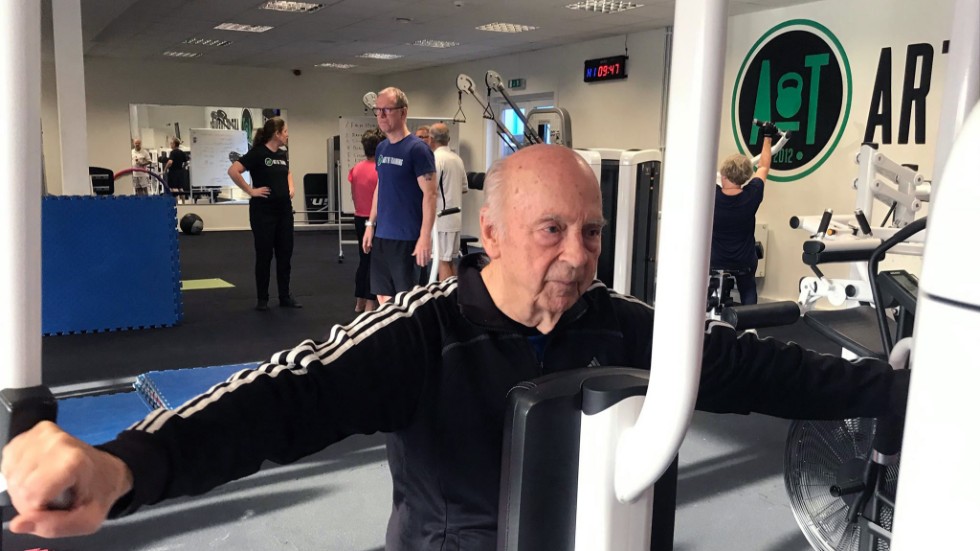 Lars Eriksson är 91 år gammal och har styrketränat i sju veckor. Han märker redan resultat. "Jag har blivit starkare i ben och armar och har fått bättre balans, säger han.