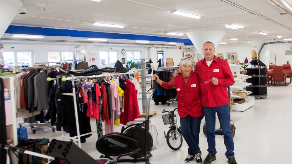 Kupans butiksföreståndare Anita Karlsson och Röda korsets Katrineholmsordförande Peter Heibrandt gläds åt den nya lokalen.