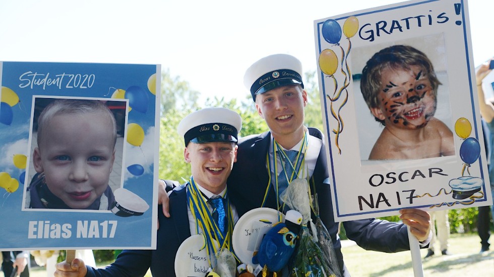 Klasskompisarna Elias Dettke och Oscar Davidsson firade studenten tillsammans direkt efter utsparken. Tre år på naturvetenskapliga programmet har de kämpat sig igenom och var mycket glada över det.