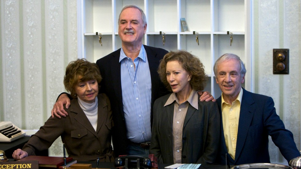 Originaluppsättningen av "Pang i bygget". Från vänster Prunella Scales, John Cleese, Connie Booth och Andrew Sachs.