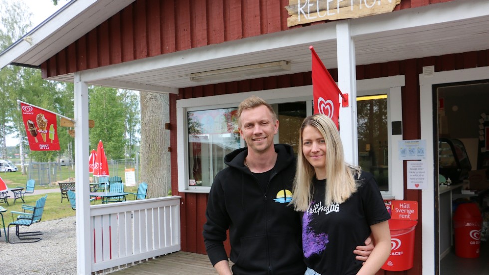 Rickard Hägglund och Erica Hammarlund drabbades av inbrott på Hultsfreds Strandcamping. En dator, läsk och choklad blev bytet.