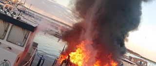 Båt i lågor i Södra hamn:"Kraftig brand"
