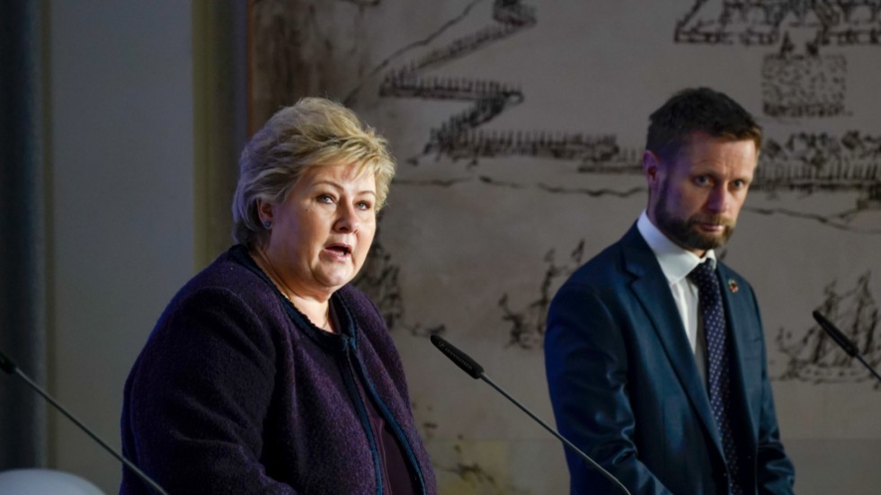 Statsminister Erna Solberg och hälso- och omsorgsminister Bent Høie vid en presskonferens på tisdagen.