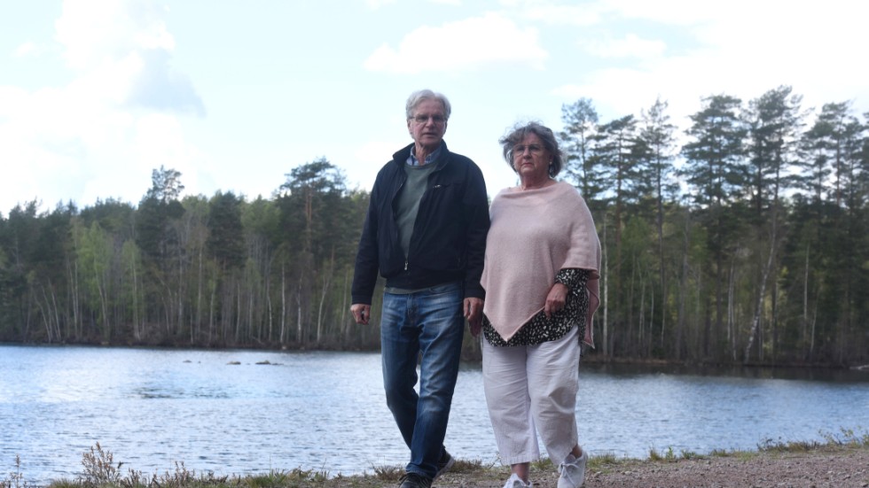 Ingemar och Solweig Hermansson tillhör riskgruppen och håller sig mycket hemma i dessa tider. När vädret tillåter gillar de dock att komma ut och promenera vid skog och sjö.