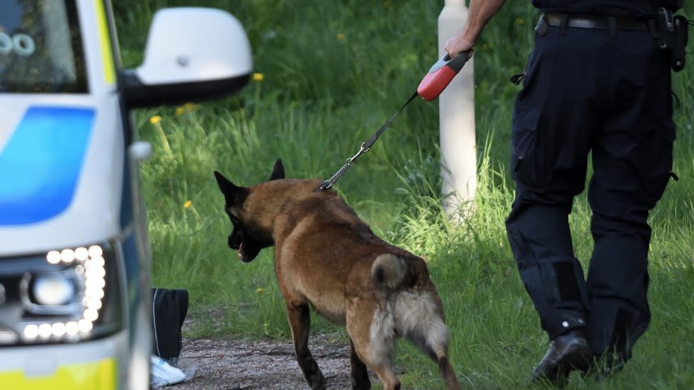Polisens tekniker på platsen där kvinnan hittades död i stadsdelen Hjärsta i Örebro i maj 2018. Arkivbild.