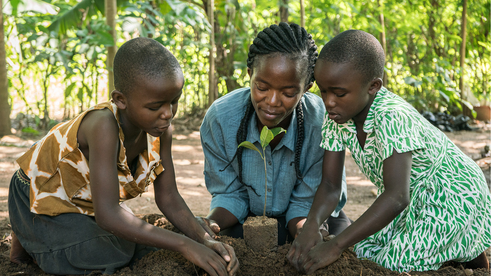 För varje såld bostad kan ett träd planteras av Vi-Skogen i Afrika. På bilden är det Lilian, Frida och Eliezel i Kenya. 