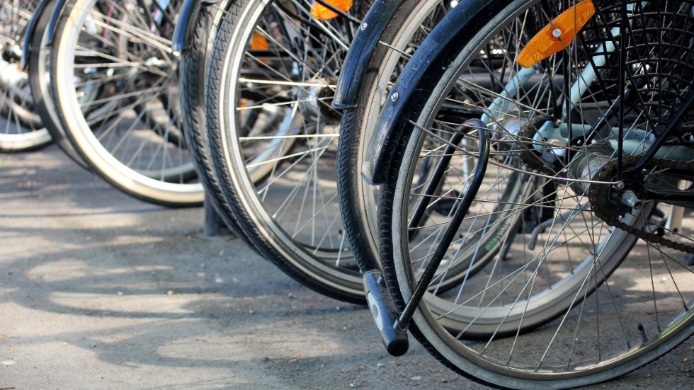 Två exklusiva och värdefulla cyklar stals vid ett inbrott i garage i ett bostadsområde i Vimmerby tidigt på fredagsmorgonen.