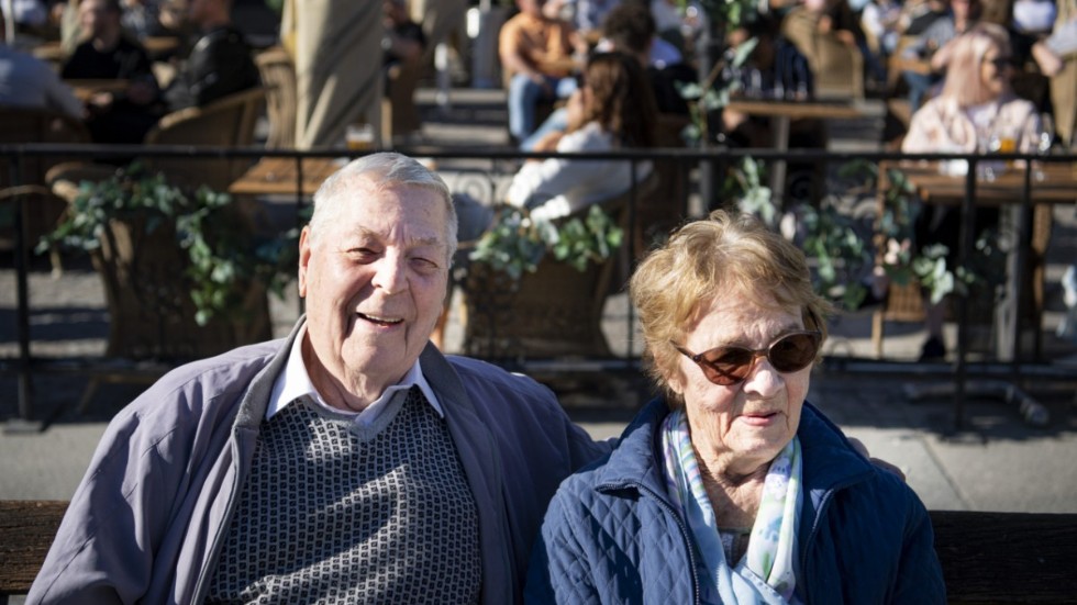 Uno Larsson, 93 år och Veera Carle, 98 år, om att sitta på uteserveringar som kan bli fyllda av folk trots covid-19 pandemin.