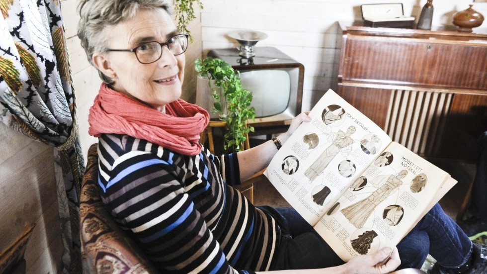Helena tar en titt i den svenska tidskriften Husmodern. Detta nummer är från 1930-talet.