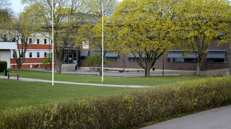 Gymnasieskolan i vimmerby har i det närmaste varit öde sen mitten av mars. Som situationen ser ut nu tyder det mesta på att det är en tom skolgård som möter de nyklcäkta studenterna den 12 juni...