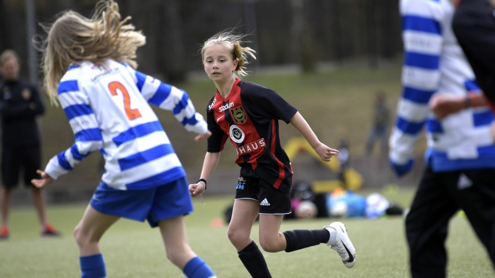 Julia Andersson i ett av Brommapojkarnas fllcklag med spelare födda 2009.