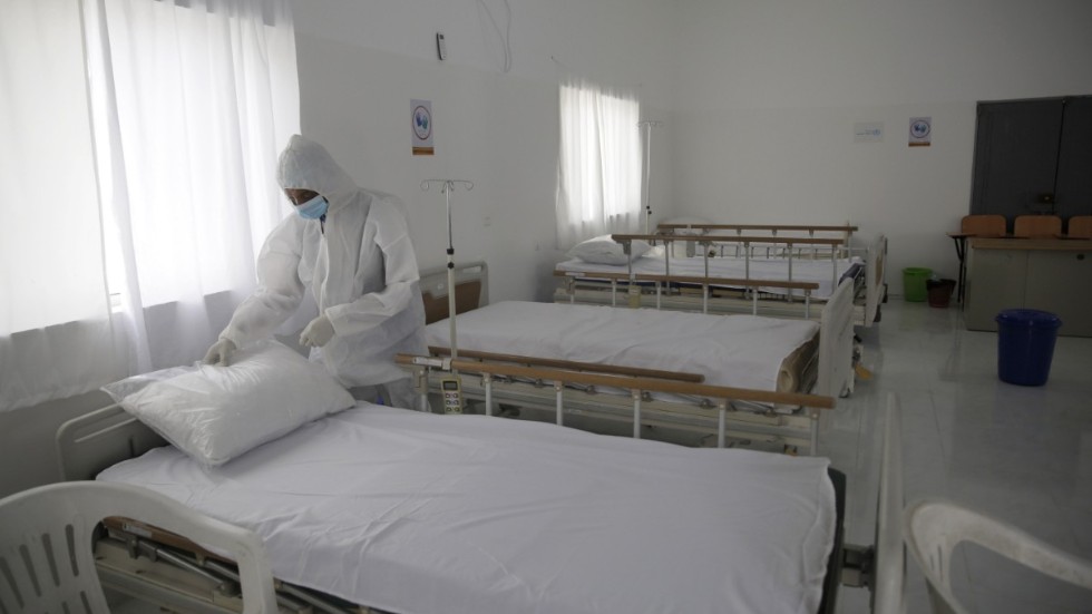 Vårdarbetare förbereder ett rum där coronaviruspatienter ska isoleras på ett sjukhus i Jemens huvudstad Sanaa. Bilden är från den 15 mars.