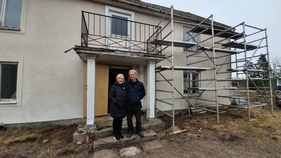 Helen och Bert är nöjda med sitt köp av gården Risa utanför Tjällmo och ska påbörja en varsam renovering. 