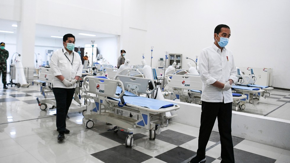 Indonesiens president Joko Widodo, till höger i bild, vid ett besök på ett annat sjukhus förra veckan. Arkivbild.
