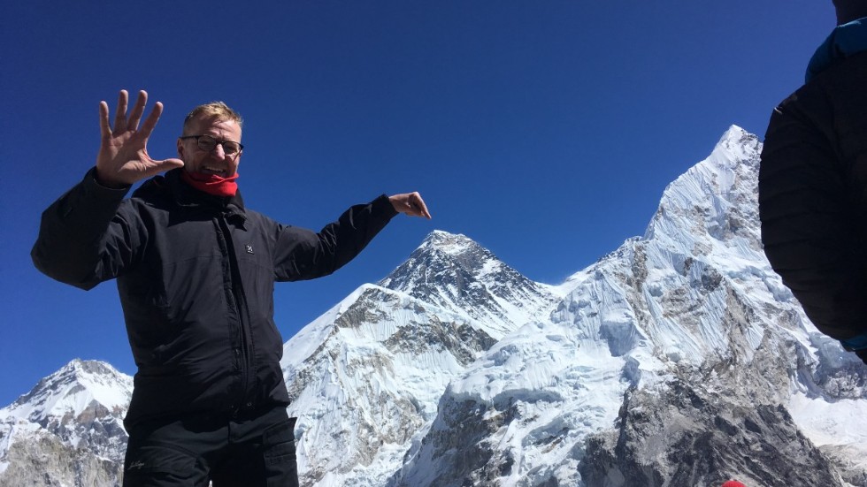 "Den klassiska bilden där man får spela lite katig" säger Jimmy Andersson om den här där han står på cirka 6 000 meters höjd och pekar på världens högsta berg som stiger ytterligare drygt 2 800 meter i bakgrunden.
