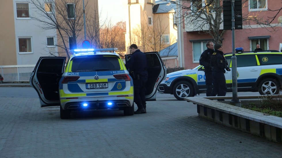 Polisen på plats i centrala Hultsfred.