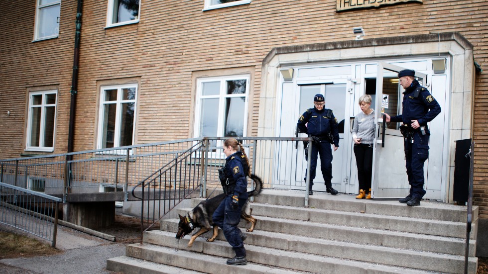 Kristdemokraterna i Eskilstuna vill att polisen satsar mer på att söka efter narkotika i skolor, för att minska ungas kriminalitet. På bilden har polisens hundförare just sökt igenom en skola i Katrineholm i jakt på knark.