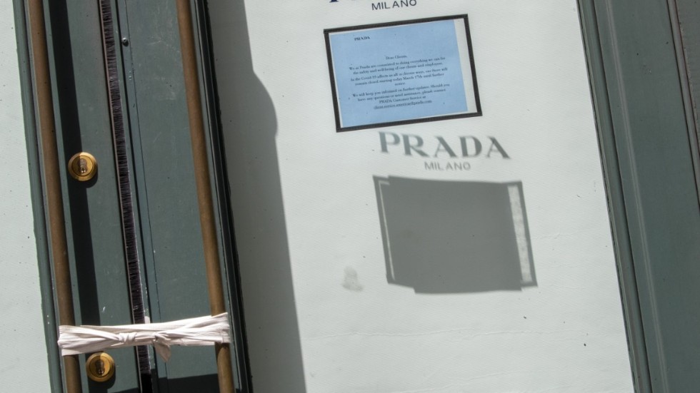 Dörren till Pradas butik på Manhattan i New York är stängd. Butiken hade den 7 maj inte öppnat igen efter nedstängningen av det amerikanska samhället.