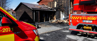 Kvinnan skrev "trähus brinner lätt" till sitt ex – häktas för mordbranden i Svartöstan