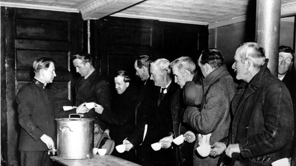 Bilden visar ett av Frälsningsarméns soppkök i USA under den stora depressionens tid. En konjunkturkris av motsvarande mått måste undvikas i spåren efter pandemin.