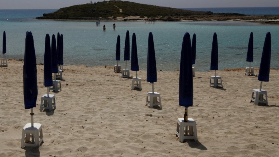 En strand på Cypern i väntan på turister.