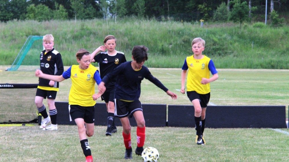 Barn och ungdomar i åldrarna 6 till 13 år får delta i Rimforsa IF:s fotbollsskola.
