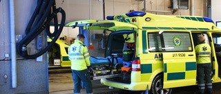 Tre ambulanser blir två i sommar