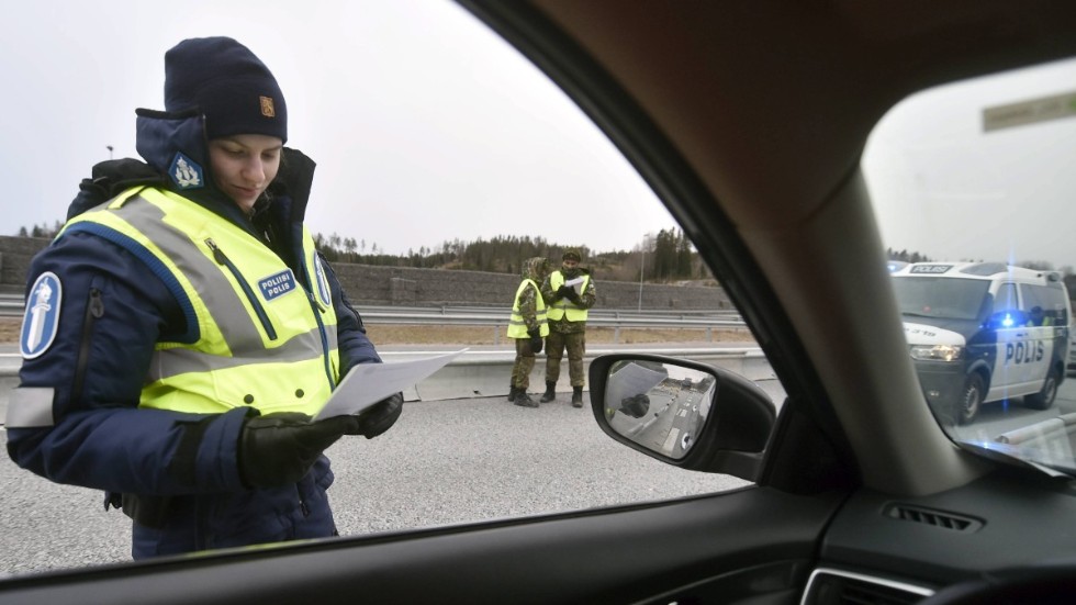 Poliskontroll i Lojo, väster om Helsingfors, för att kontrollera att rörelserestriktionerna följs. Bild från i mars.