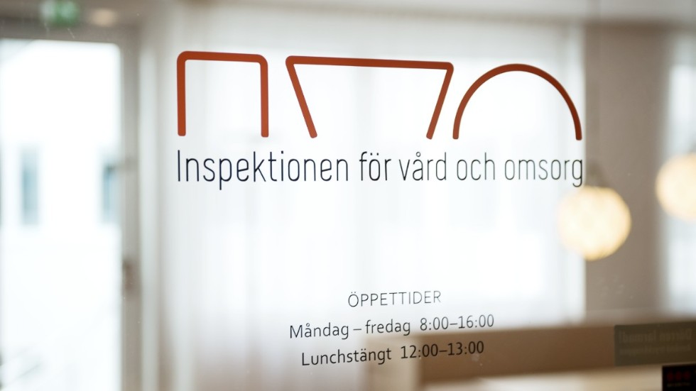 Logotyp på en dörr på Ivo, Inspektionen för vård och omsorg. Arkivbild.