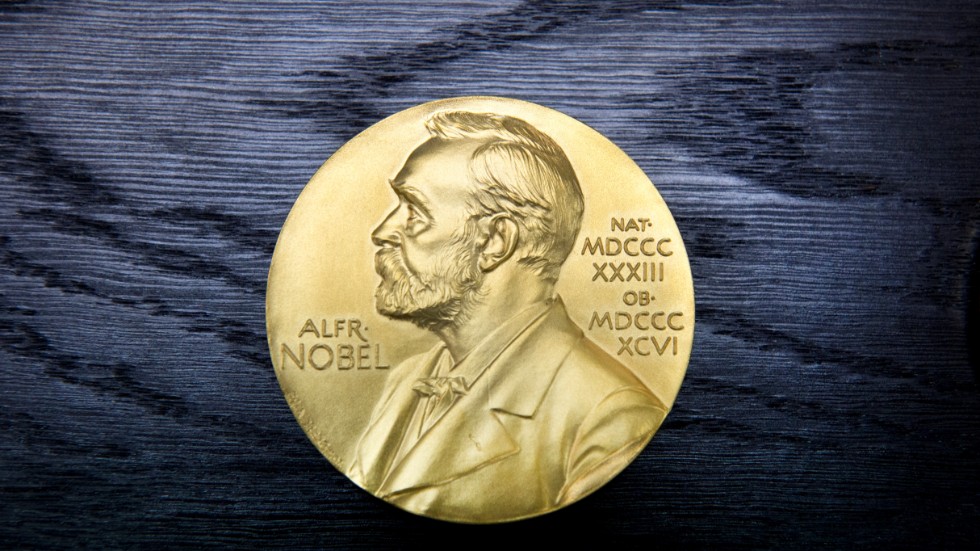 Nobelpriset delades ut första gången 1901. Priset tilldelas personer som har "gjort mänskligheten den största nytta" inom fysik, kemi, fysiologi eller medicin, litteratur och fredsarbete.